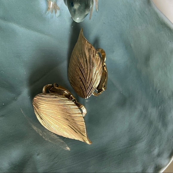 Very RARE Vintage Christian Dior leaf earrings for pierced ears - Picture 3 of 9